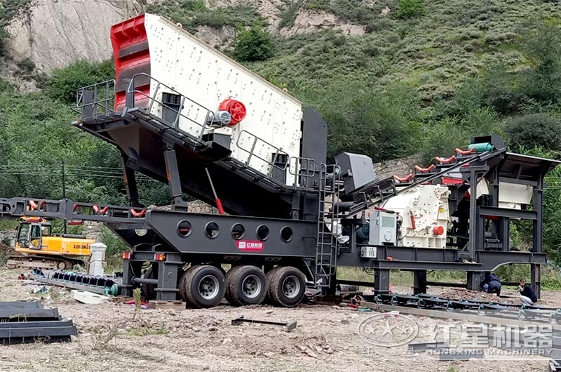 移動(dòng)反擊式破碎機(jī)現(xiàn)場 移動(dòng)反擊式破碎機(jī)現(xiàn)場